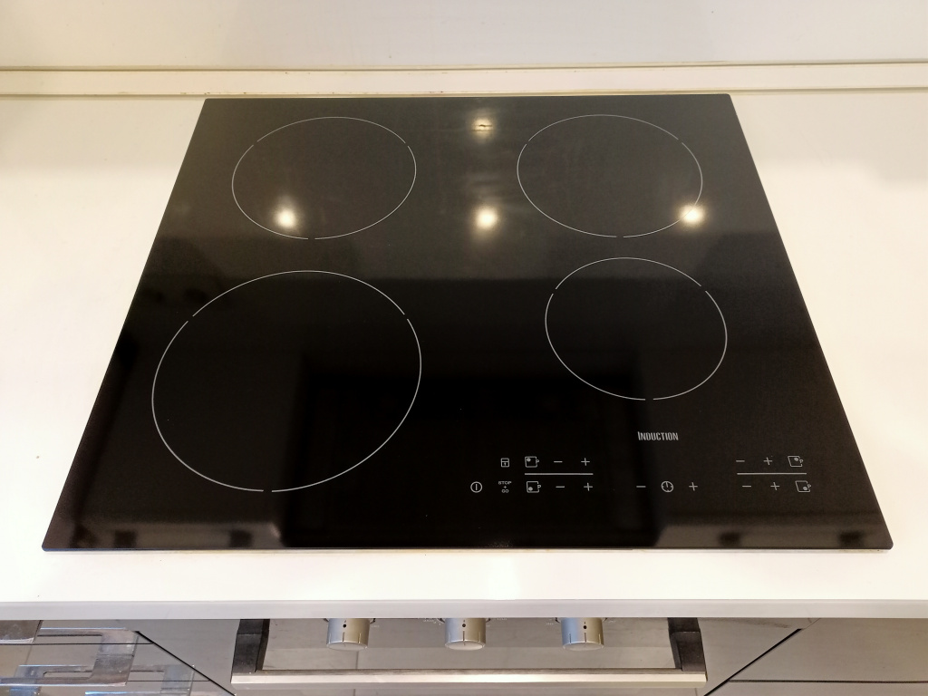 Варочная панель Electrolux induction,4 бустера,после замены стекла,590х520 мм.jpg Варочная панель Electrolux induction,4 бустера,после замены стекла,590х520 мм.jpg