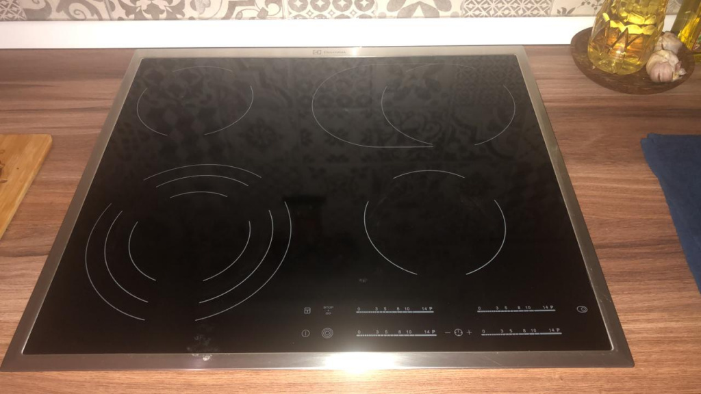 варочная панель ELECTROLUX со спиральным нагревом и декоративной рамкой из нержавеющей стали после замены стекла.jpg варочная панель ELECTROLUX со спиральным нагревом и декоративной рамкой из нержавеющей стали после замены стекла.jpg