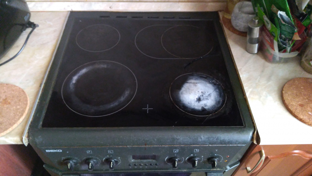 плита с духовкой BEKO до замены стекла.jpg плита с духовкой BEKO до замены стекла.jpg