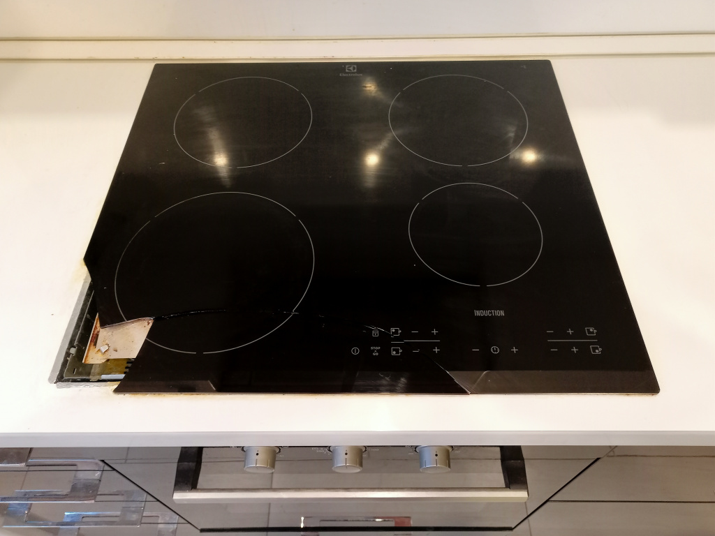 Варочная панель Electrolux induction,4 бустера,до замены стекла,590х520 мм.jpg Варочная панель Electrolux induction,4 бустера,до замены стекла,590х520 мм.jpg